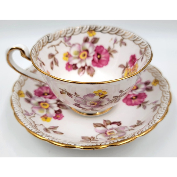 Royal Chelsea Bone China English Tea Cup & Saucer Pattern #3883A Gold Trim - Picture 3 of 15